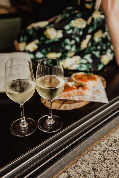 Foto close-up di bicchieri da vino sul tavolo