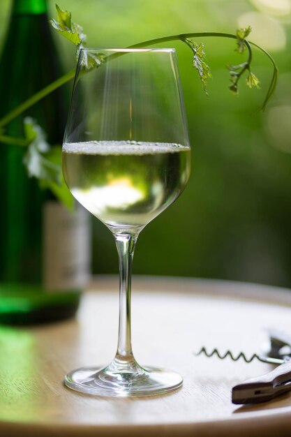 Photo close-up of wine glasses on table