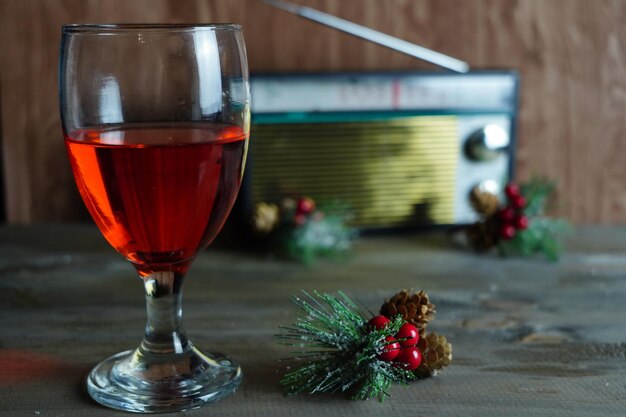 Foto close-up di bicchieri da vino sul tavolo