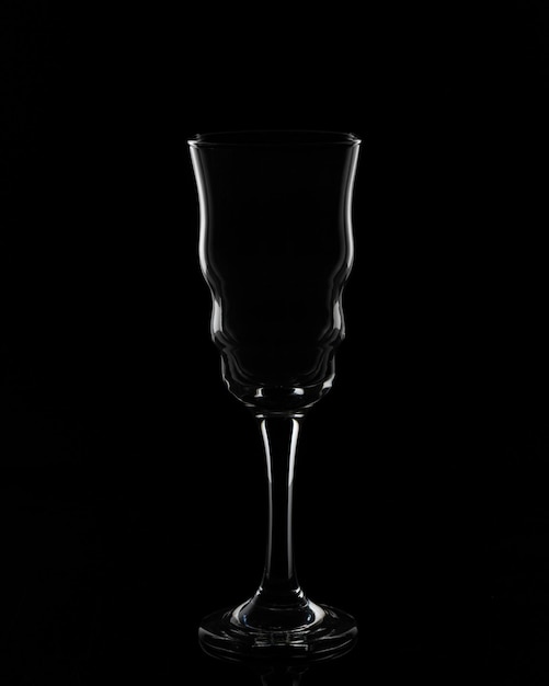 Photo close-up of wineglass against black background