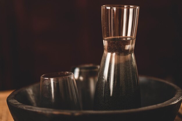 Близкий план винного стакана на столе на черном фоне