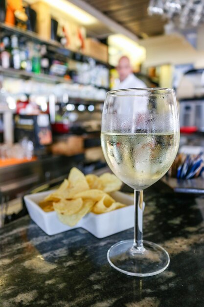 Foto close-up di un bicchiere di vino sul tavolo di un ristorante