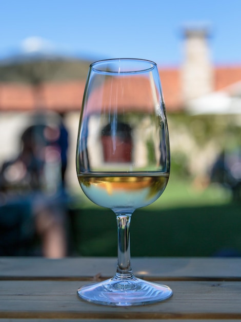 Photo close-up of wineglass on table