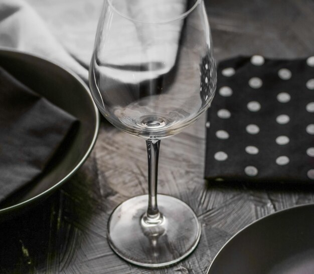 Photo close-up of wineglass on table