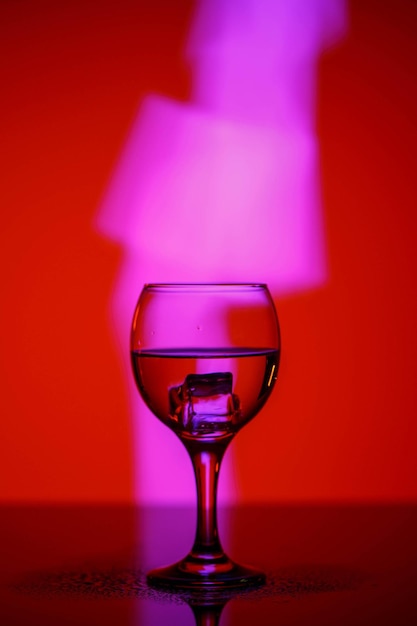 Foto prossimo piano del bicchiere di vino sulla tavola