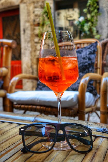 Foto prossimo piano del bicchiere di vino sulla tavola