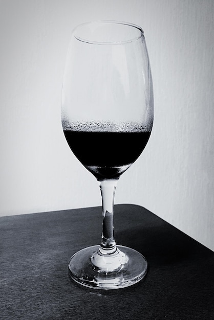 Photo close-up of wineglass on table