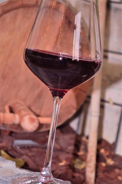 Photo close-up of wineglass on table