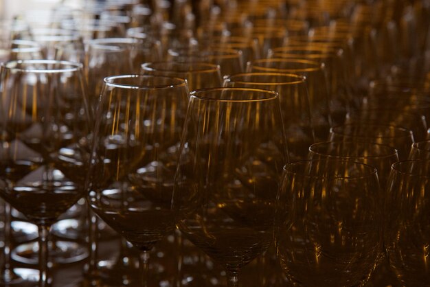 Foto close-up di bicchieri di vino in fila