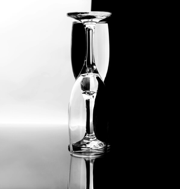 Photo close-up of wineglasses on table