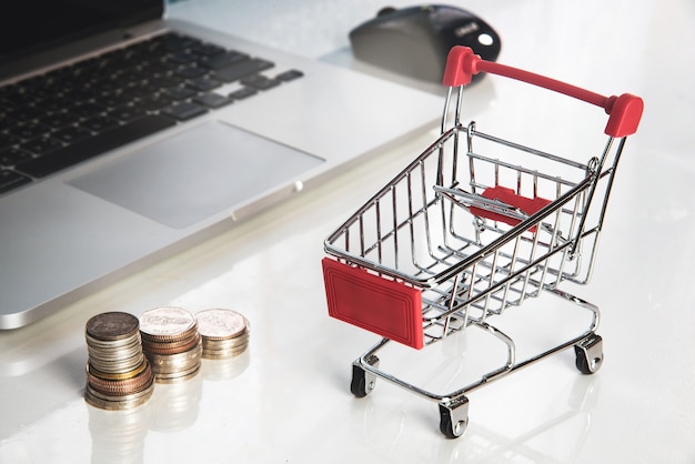 Close-up winkelwagentje of supermarkt trolley e-commerce en online winkelen concept.