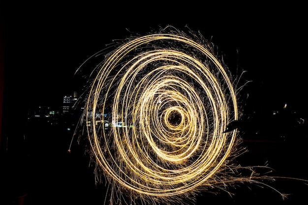 Photo close-up of wire wool against sky at night