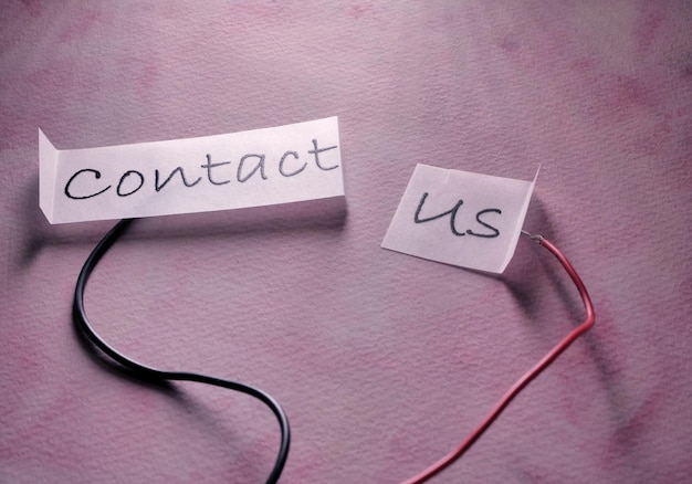 Photo close-up of wires with message on table