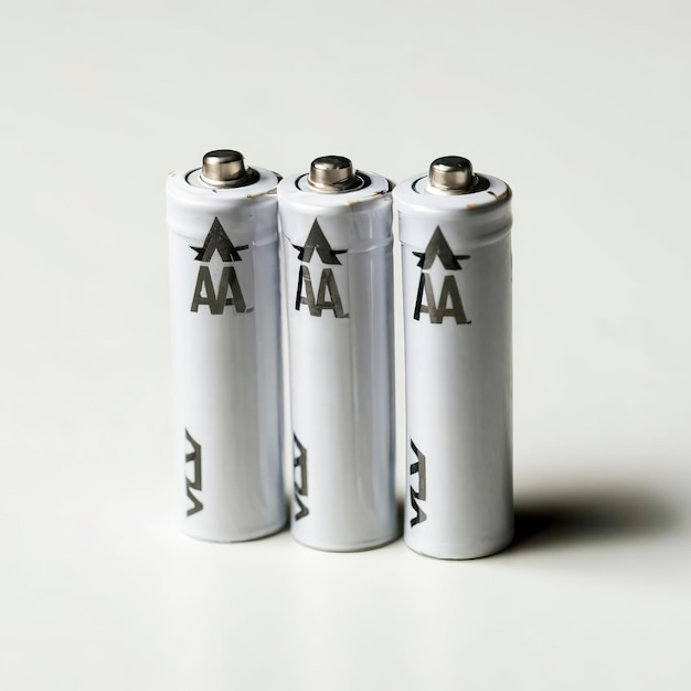 Close-up witte AA-batterijen op witte achtergrond