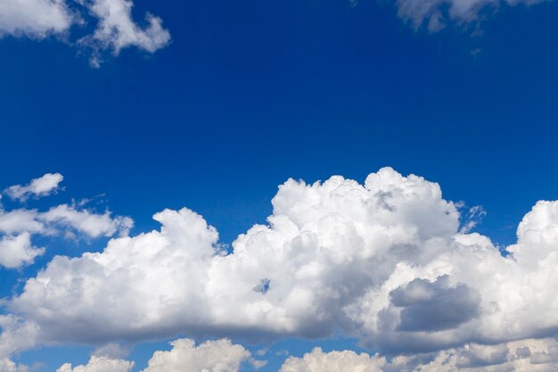 close-up witte wolken zijn in de blauwe lucht, ondiepe scherptediepte