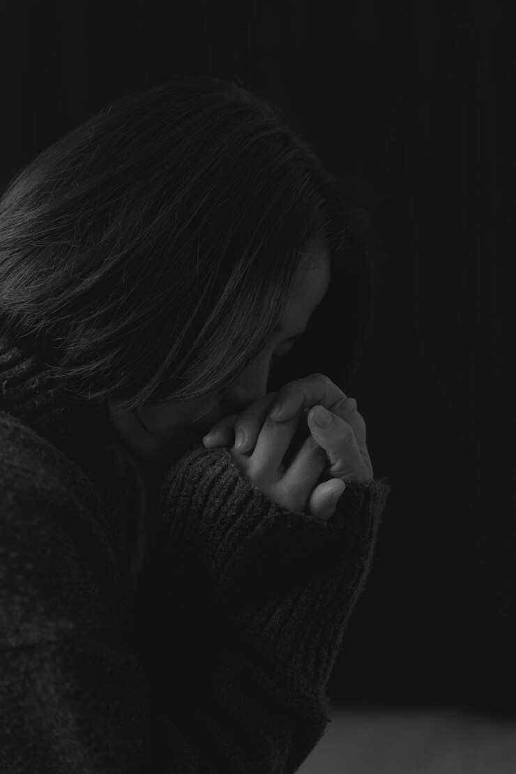 Photo close-up woman against black background