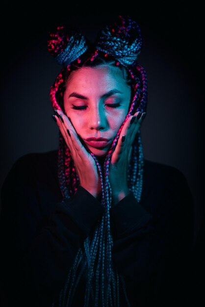 Photo close-up of woman against black background