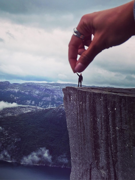 Foto close-up di una donna contro un cielo nuvoloso