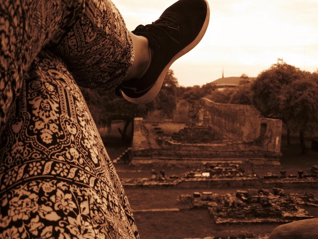 Foto close-up di una donna contro il cielo