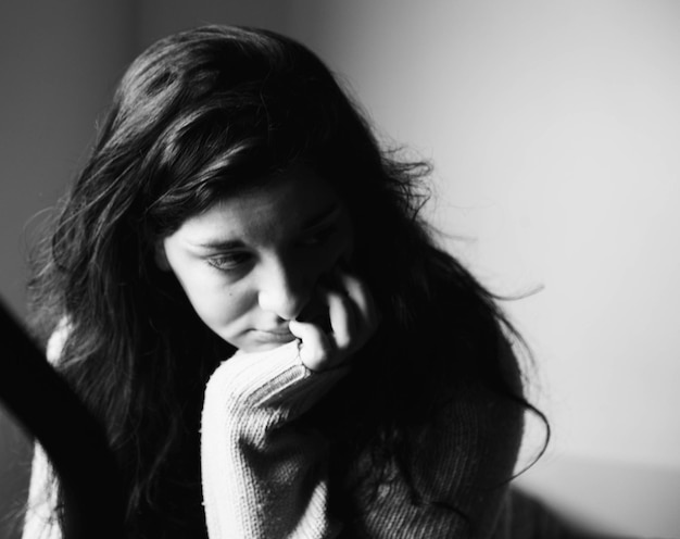 Photo close-up of woman against wall at home