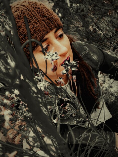 Photo close-up of woman amidst plants