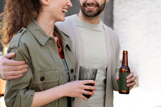 写真 飲み物で女性と男性をクローズアップ