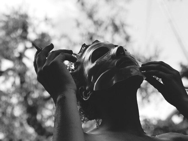 Photo close-up of woman applying facial mask outdoors