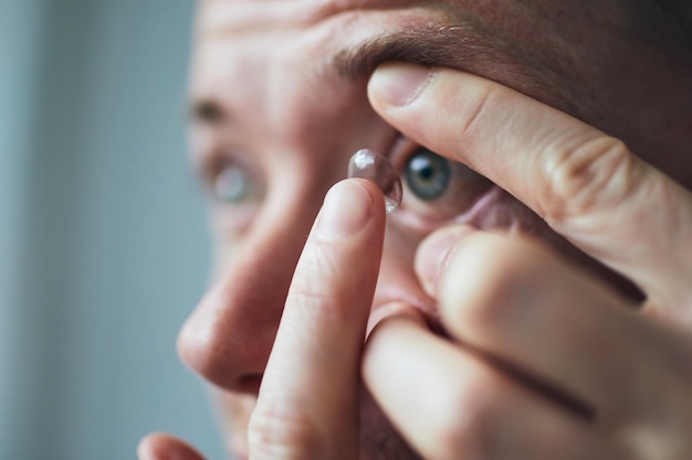 Foto close-up di una donna che applica l'obiettivo