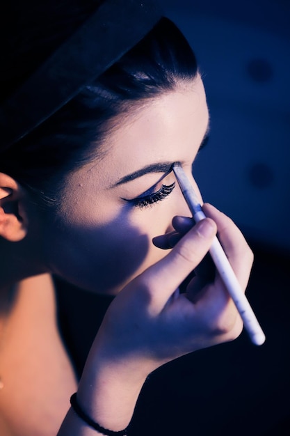 Foto close-up di una donna che si trucca