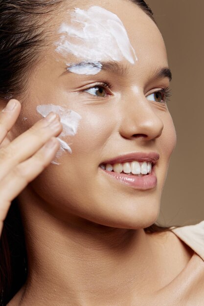 Foto close-up di una donna che si trucca