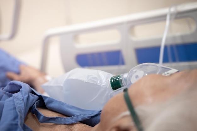 Photo close-up of woman on bed in hospital