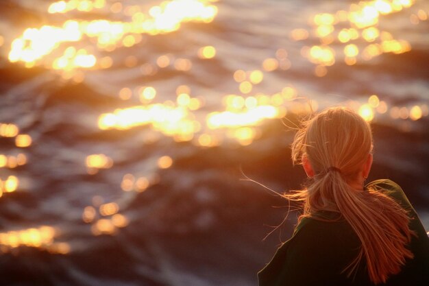 Photo close-up of woman on a boat look away the ocean