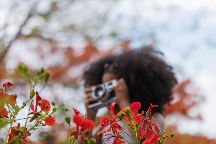 Photo close-up of woman by flowering plant