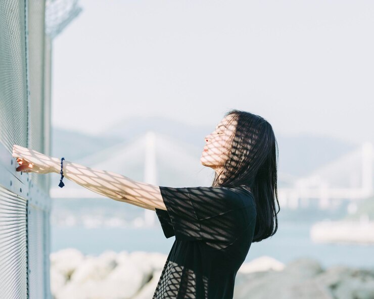 Photo 空に照らされた海の女性のクローズアップ