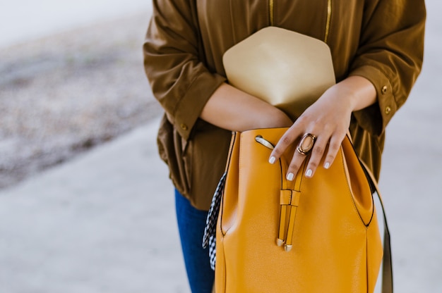 Foto chiuda sulla donna che controlla la sua borsa