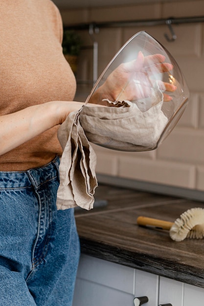 Photo close up woman cleaning bowl