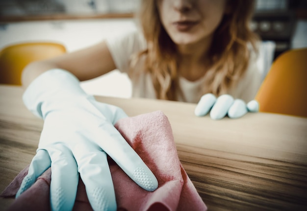 Photo close-up of woman cleaning table