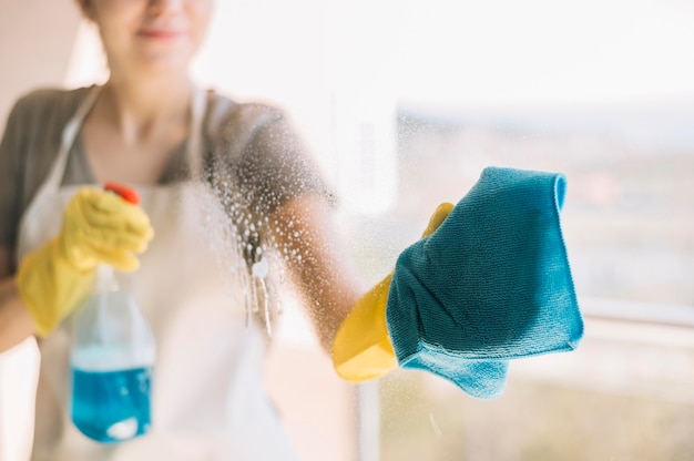 Photo close-up woman cleaning window