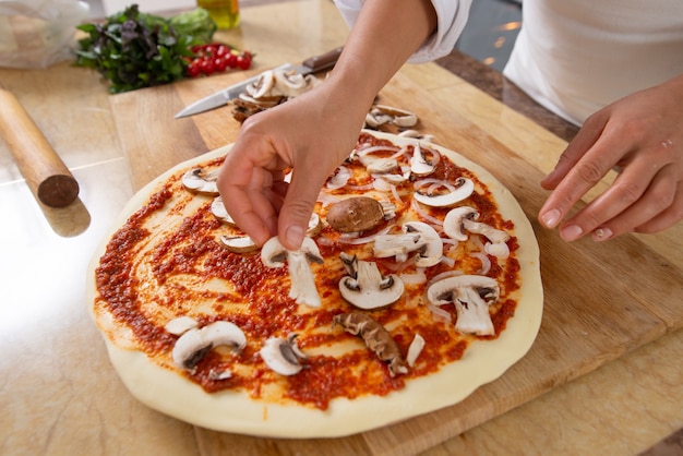 ピザを調理する女性をクローズアップ
