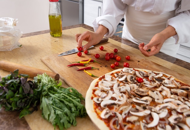 Photo close up woman cooking pizza