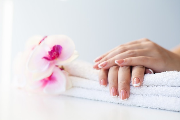 Primo piano di donna che dimostra la nuova manicure