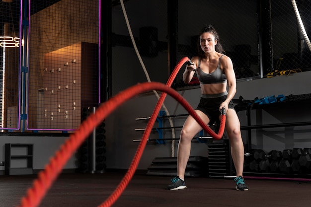 Foto primo piano su una donna che fa allenamento crossfit