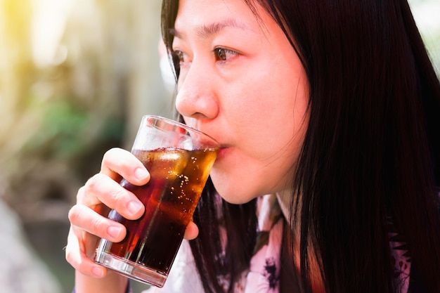 맥주 를 마시는 여자 의 클로즈업