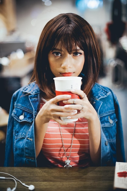 コーヒーを飲んでいる女性のクローズアップ