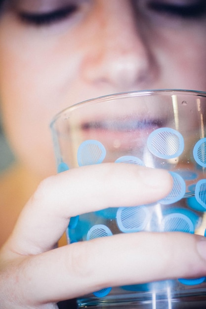 Foto close-up di una donna che beve acqua