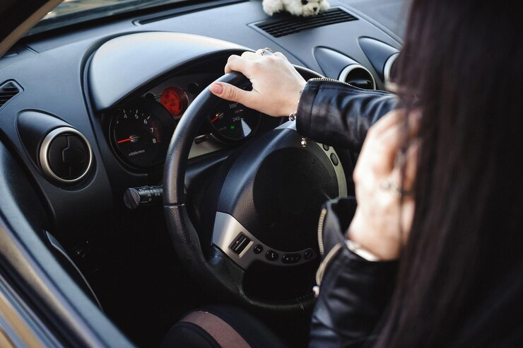 Photo 車を運転する女性のクローズアップ