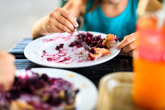 Photo close-up of woman eating food at table