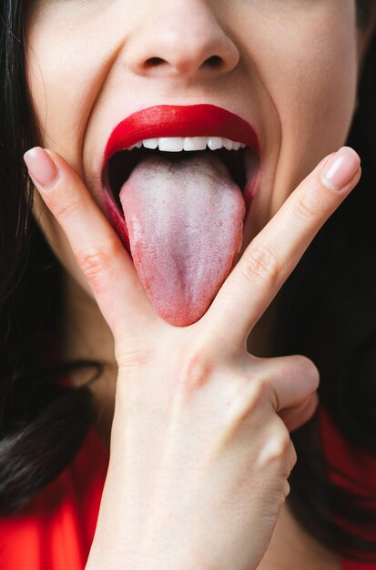 Foto close-up di una donna che mangia cibo