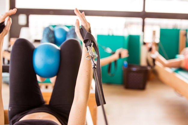 Photo close-up of woman exercising in gym