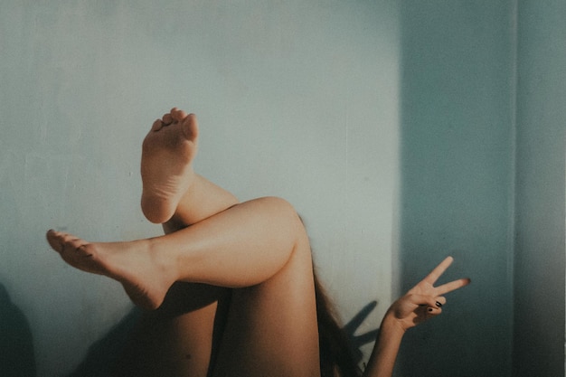 Photo close-up of woman gesturing at home